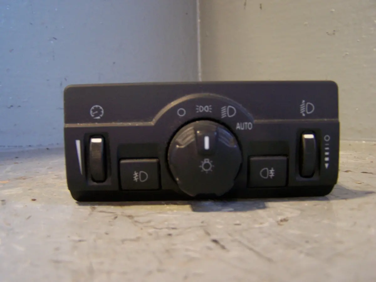 Freelander 2 Headlight Switch Hse 6G9n-13A024-He Land Rover 2006 To 2011 1