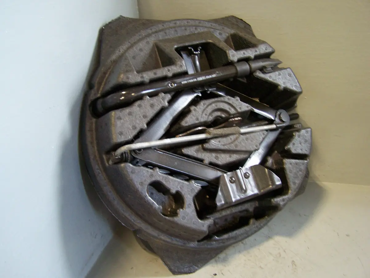 Freelander 2 Scissor Jack With Handle In Housing Brace Land Rover R07075 1