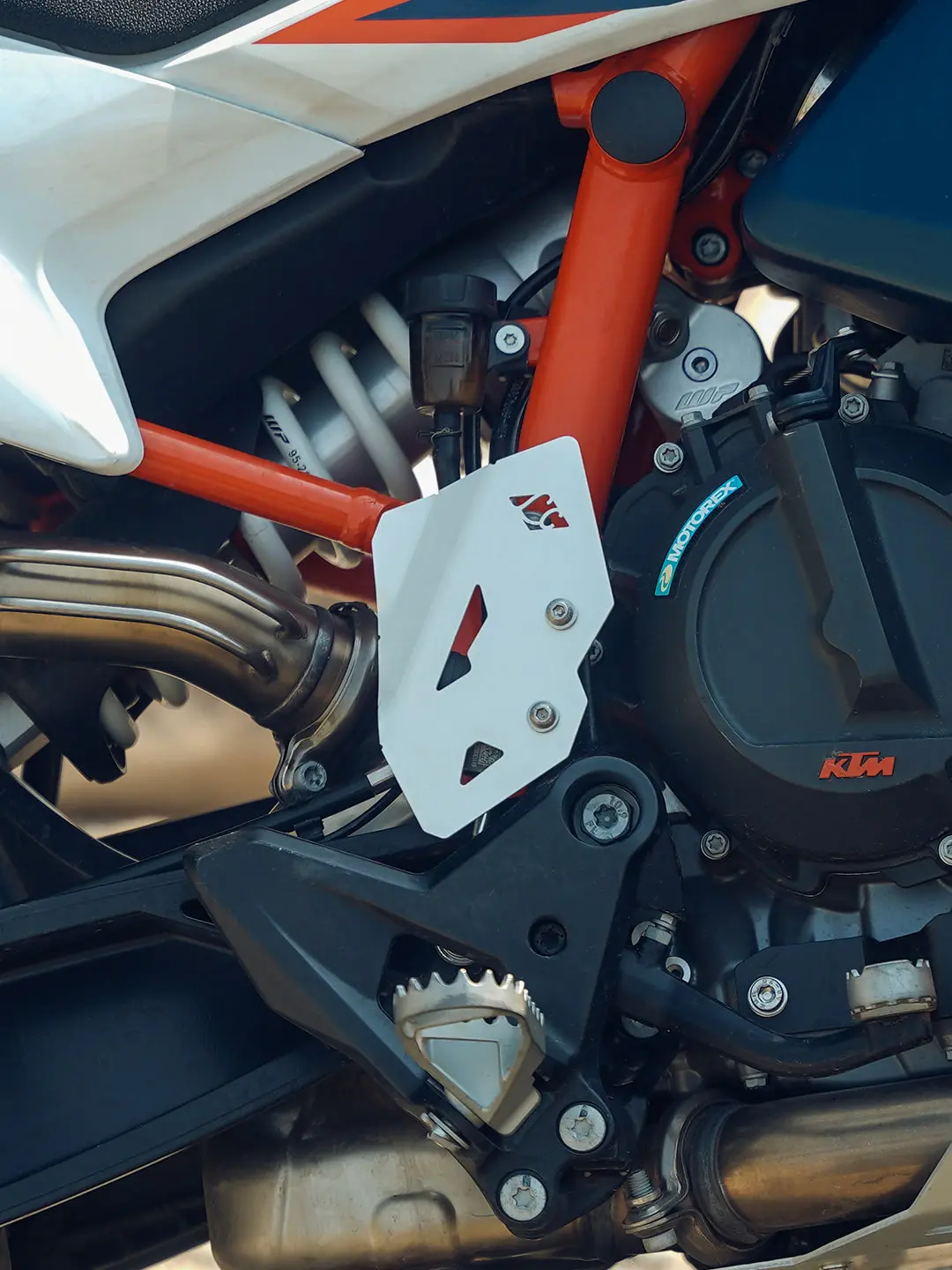 Legundary Ktm Adv 890 Titan Master Cylinder Guard Silver 1