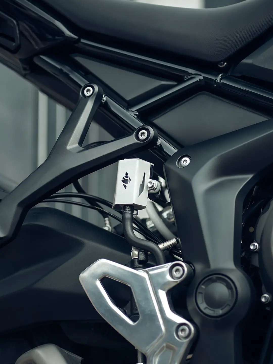 Legundary Triumph Tiger 660 Casque Rear Oil Cap 1