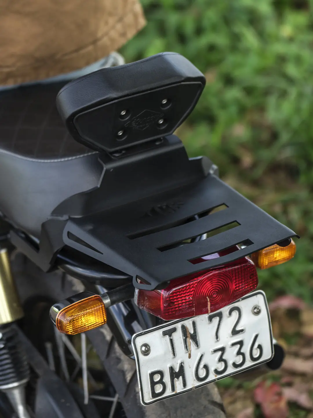 Legundary Interceptor Backrest With Carrier 1