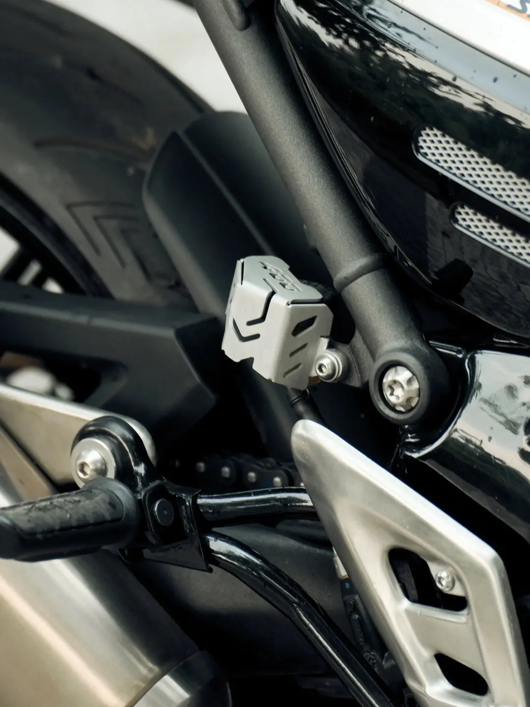 Legundary Triumph Speed 400 And Scrambler 400 X Casque Rear Oil Cap 1