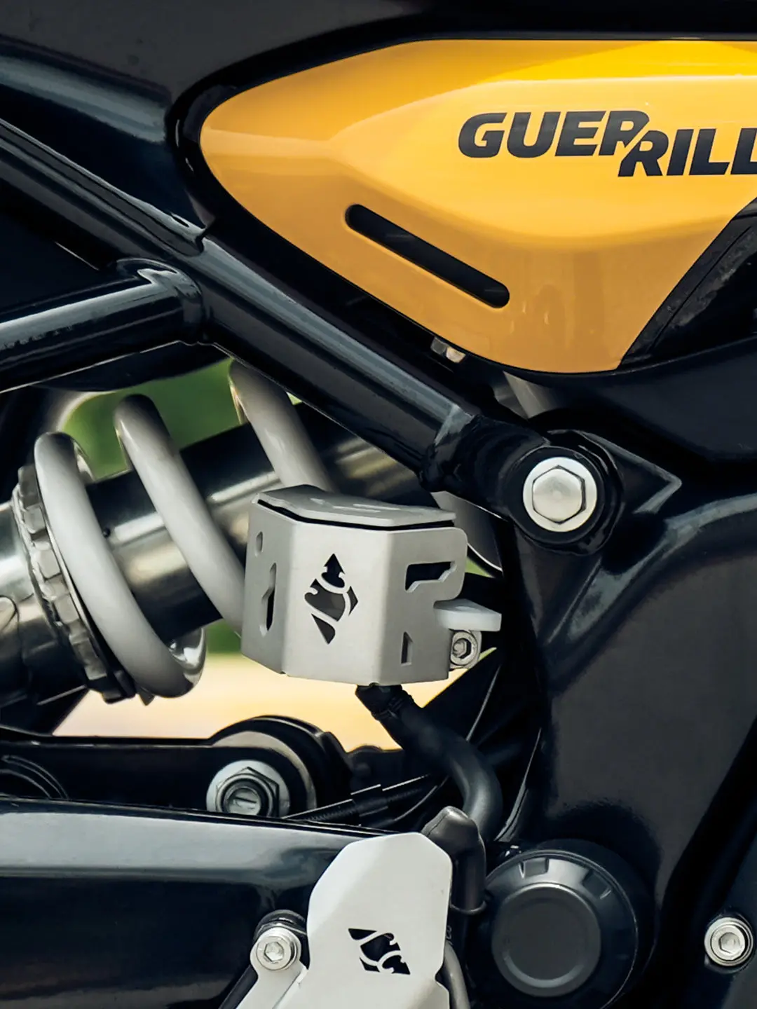Legundary Re Guerrilla 450 Casque Rear Oil Cap 1