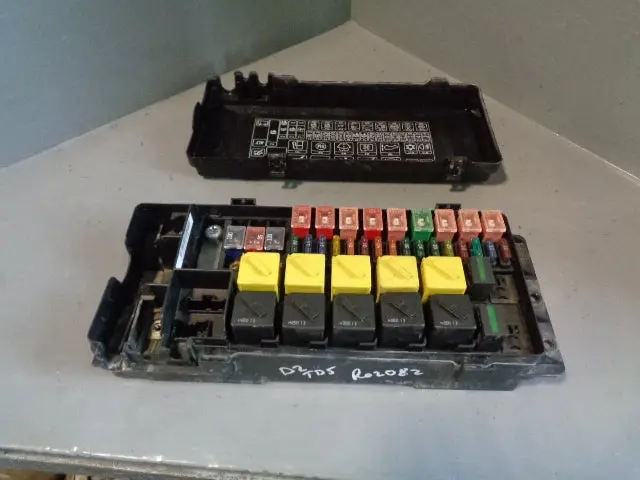Discovery 2 Fuse Box And Cover Engine Bay Yqe000300 Land Rover 1998 To 2004 1