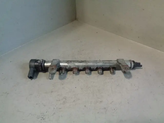 Freelander 2 Fuel Rail And Pressure Sensor 2.2 Td4 Diesel Land Rover B08033 1