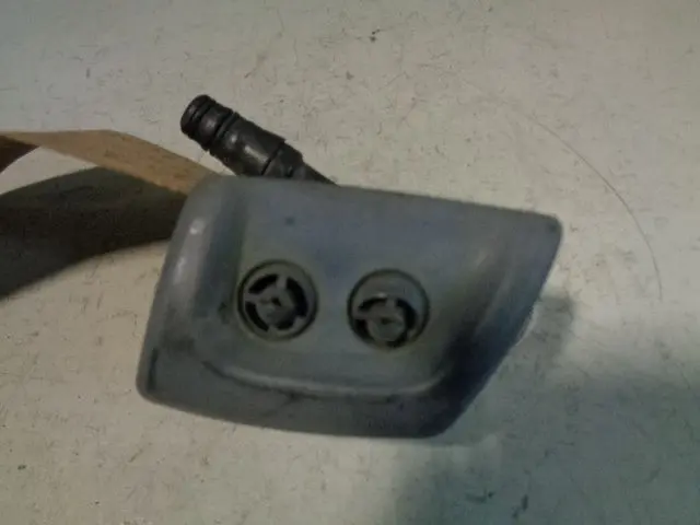 Discovery 3 Headlight Washer Jet Nozzle Near Side Left Front 2004 To 2009 1