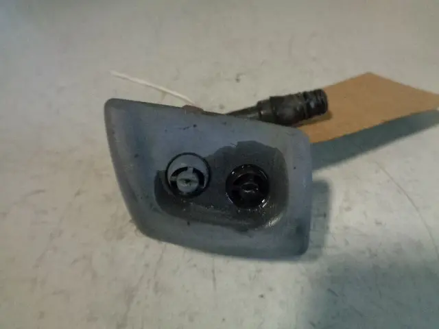 Discovery 3 Headlight Washer Jet Nozzle Off Side Right Front 2004 To 2009 1