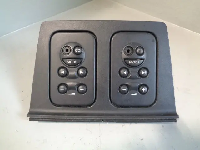 Freelander 2 Rear Headphone Sockets Audio Controls Land Rover 5H22-18K909 1