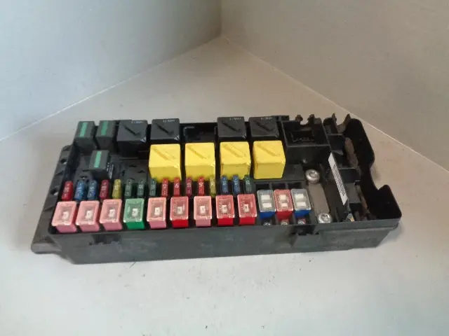 Discovery 2 Fuse Box And Cover Engine Bay Yqe000300 Land Rover R01063 1
