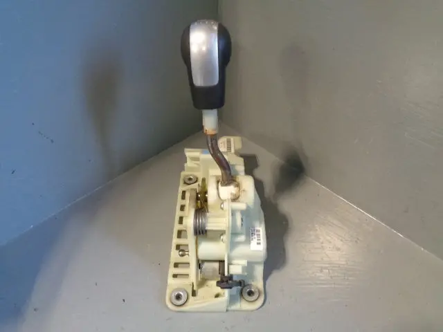 Freelander 2 Td4 Manual Gear Selector 7G9n-7K387-De With Knob Land Rover 1
