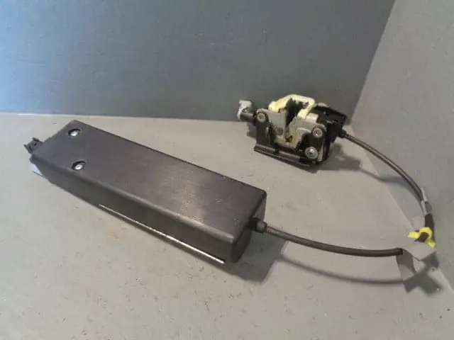 Discovery 3 Upper Tailgate Lock Actuator Solenoid Land Rover Fug500010 1