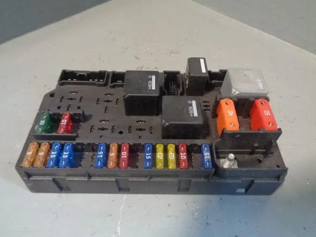 Range Rover L322 V8 Petrol Engine Bay Fuse Box Yqe500090 2005 To 2009 1