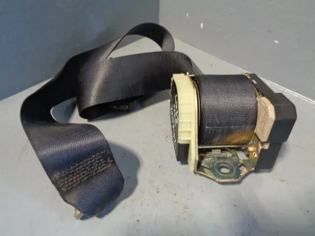 Range Rover L322 Seat Belt Near Side Rear In Blue 2002 To 2009 1