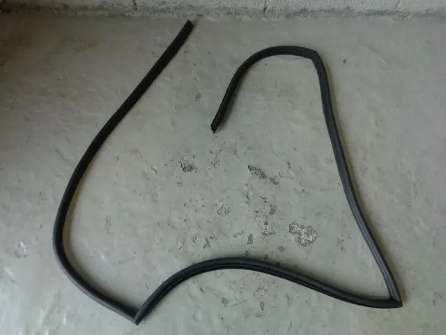 Defender 110 Rubber Weather Off Side Rear Door Seal Lr44309 Land Rover Tlr 1