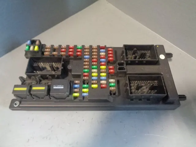 Fuse Box Body Control Yqe500300 Land Rover Discovery 3 Or Range Rover Sport 1