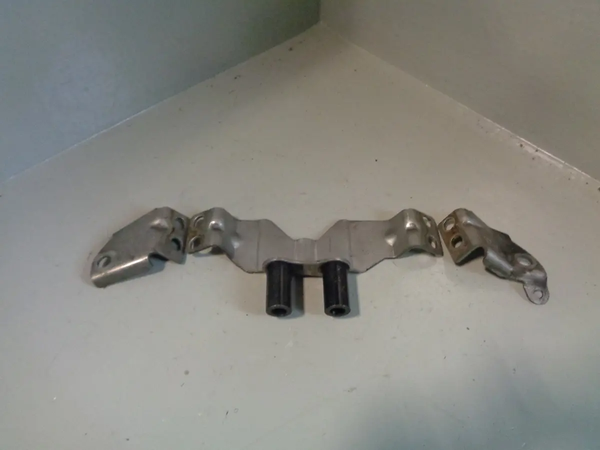 Land Rover Discovery 3 Exhaust Crossover Link Pipe Bracket 2.7 Tdv6 Manual 1