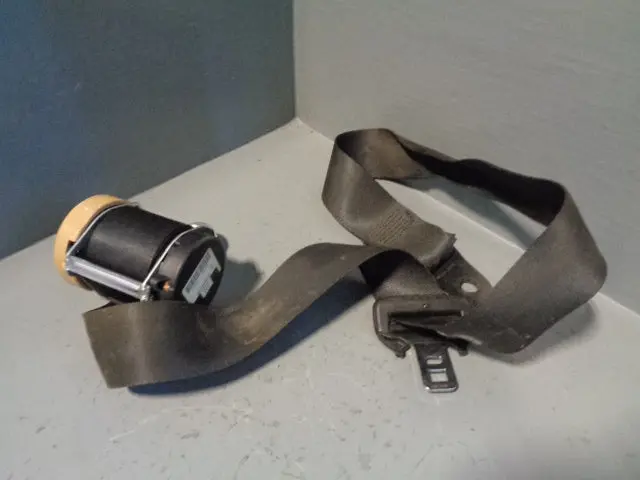 Discovery 3 Seat Belt Centre Rear In Black Land Rover 2004 To 2009 Type 2 1