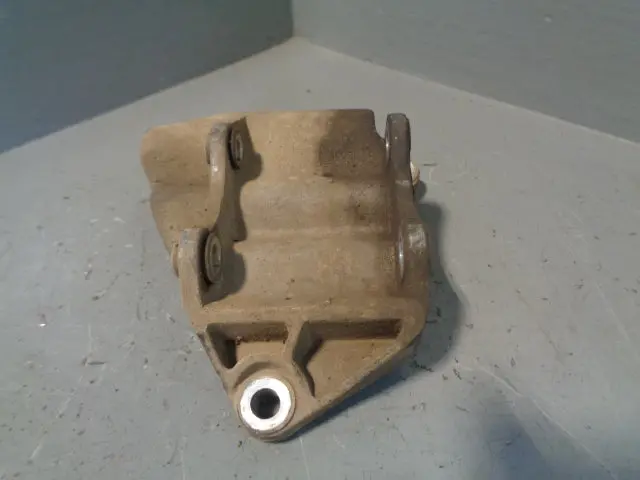 Range Rover Power Steering Pump Bracket Qvu500150 L322 Aj-V8 2005 To 2010 1
