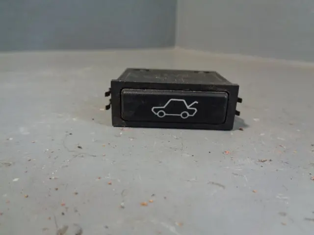 Range Rover L322 Tailgate Release Switch  61.31-8365579 2002 To 2009 1