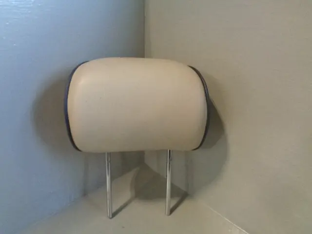 Range Rover L322 Front Near Side Headrest In Parchment With Black Piping 1