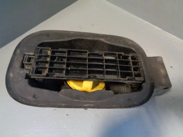 Discovery 3 Fuel Flap Mechanism With Cap Land Rover 2004 To 2009 1