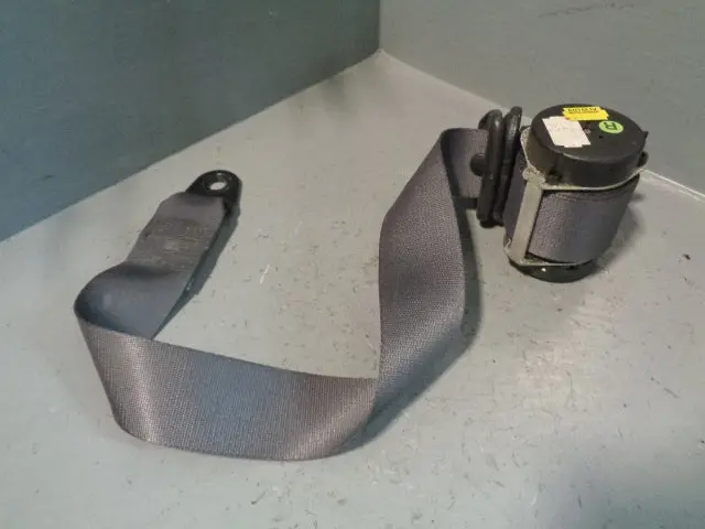 Discovery 2 Seat Belt Off Side Rear 3Rd Row Grey Land Rover 1998 To 2002 1
