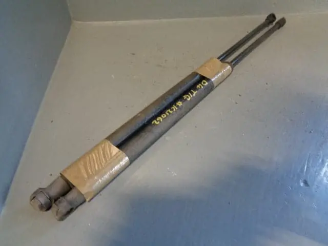 Discovery 4 Tailgate Gas Struts Upper Pair Of Land Rover 2009 To 2016 1