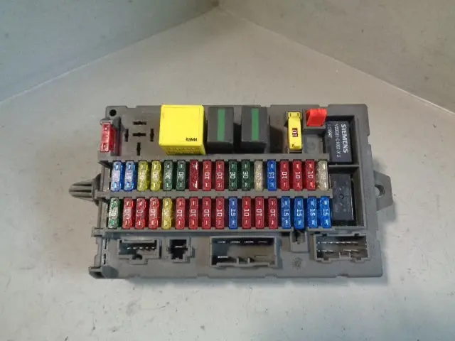 Discovery 2 Fuse Box Under Dash Yqe103830 Land Rover 1998 To 2004 1