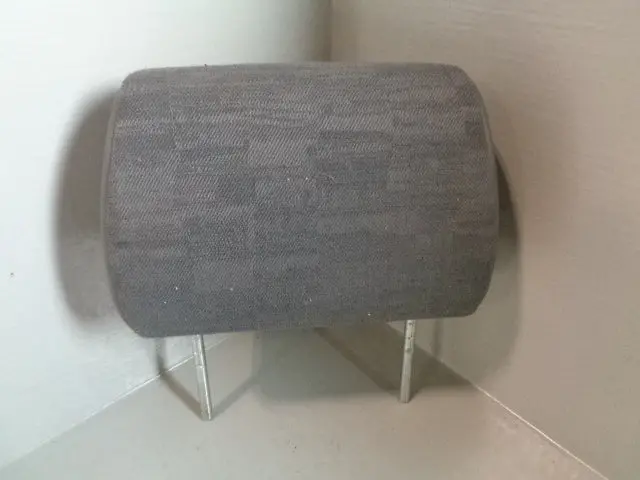 Discovery 2 Headrest Near Side Rear Cloth In Grey Land Rover 1998 To 2004 1