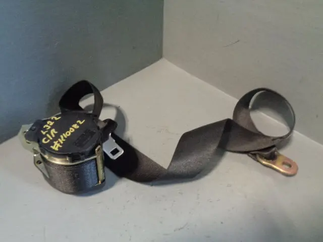 Range Rover L322 Seat Belt Centre Rear In Black 2002 To 2009 1