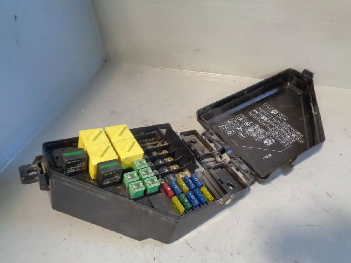 Freelander 1 Fuse Box Engine Bay 2.0 Td4 Yqe000272 Land Rover 2001 To 2006 1