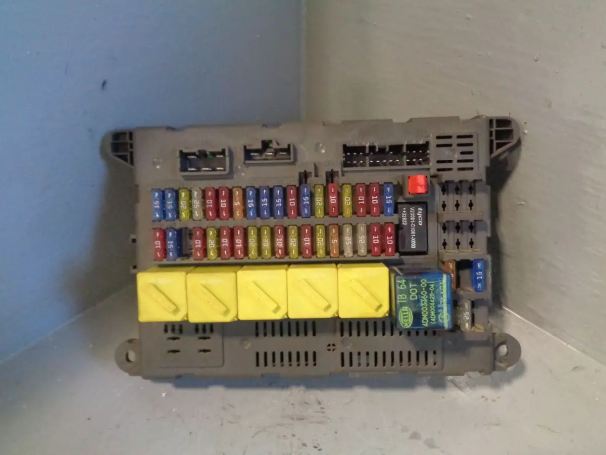 Freelander 1 Fuse Box Internal Under Dash Yqe000341 1998 To 2006 Land Rover 1