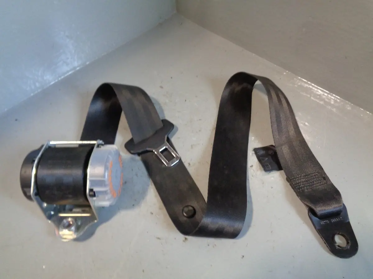 Discovery 4 Seat Belt Centre Rear In Black Land Rover 2009 To 2013 Type 1 1