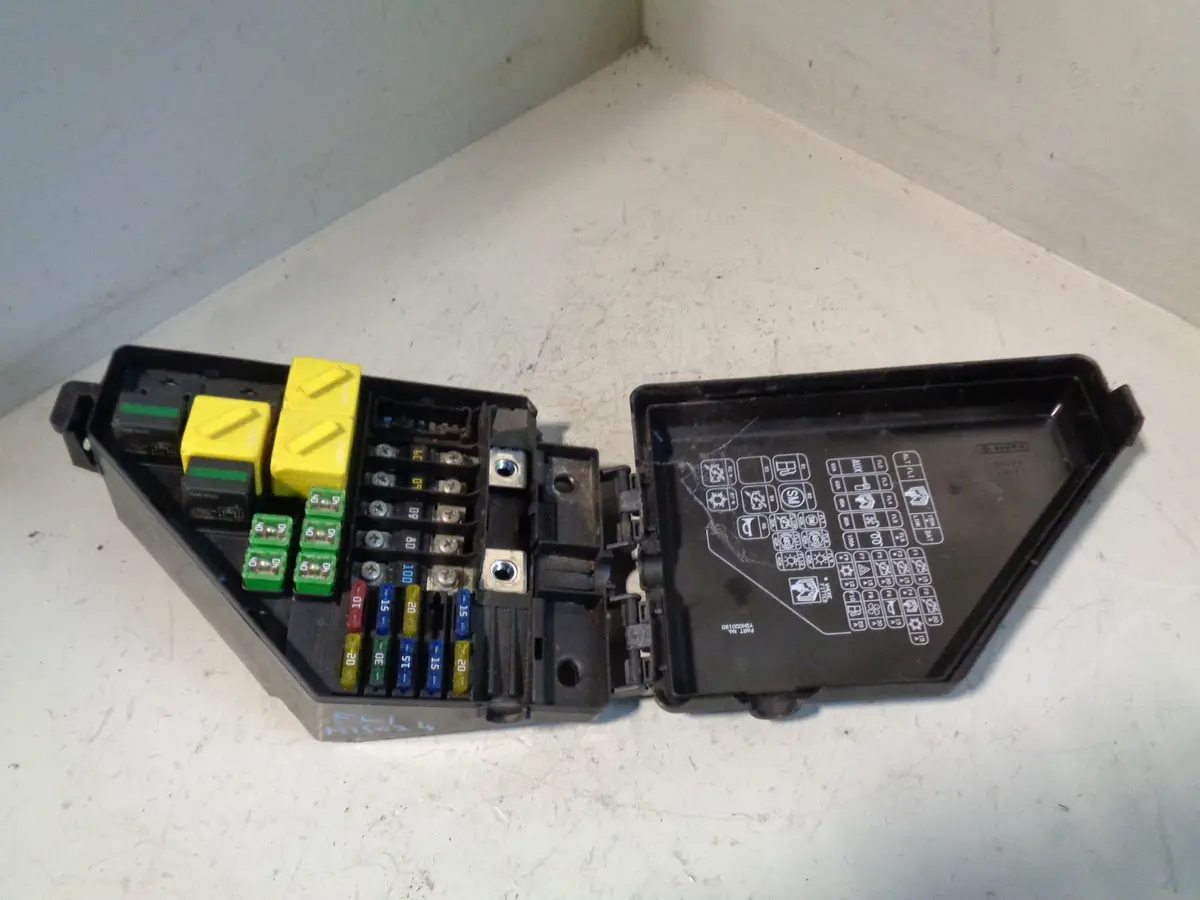 Freelander 1 Fuse Box Engine Bay 2.0 Td4 Yqe500330 Land Rover 2001 To 2006 1