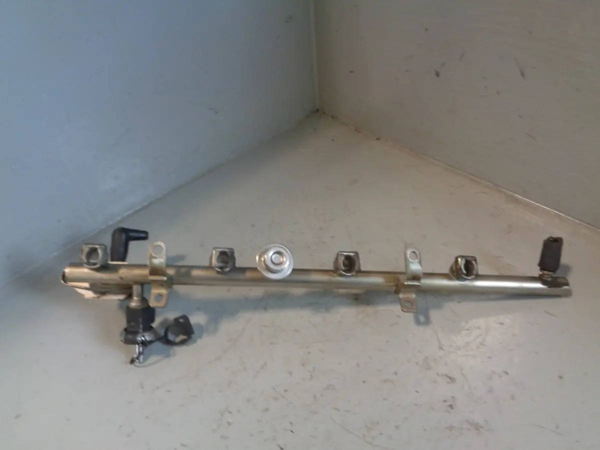 Range Rover L322 Fuel Injector Rail Petrol 4.2 V8 Supercharged Aj-V8 Near Side 1