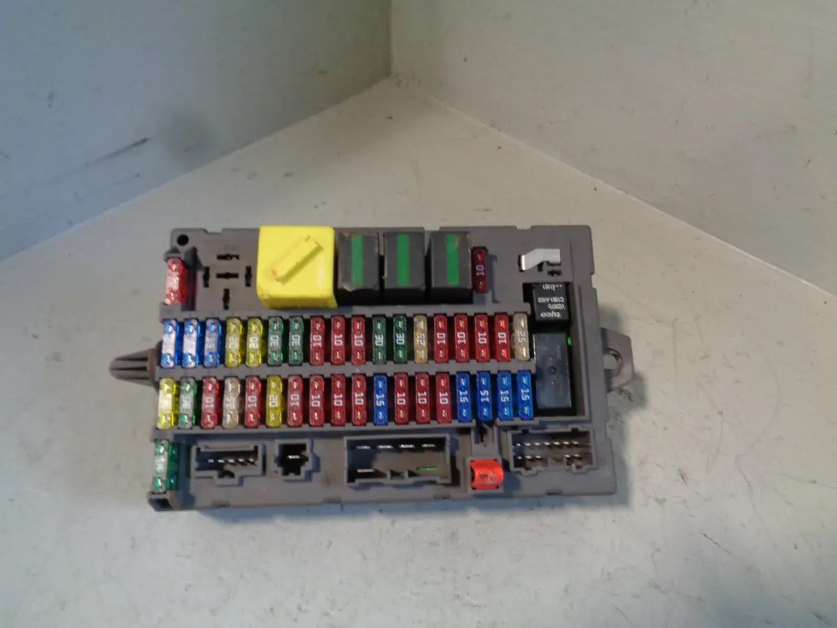 Discovery 2 Fuse Box Under Dash Yqe000251 Land Rover 1998 To 2004 1