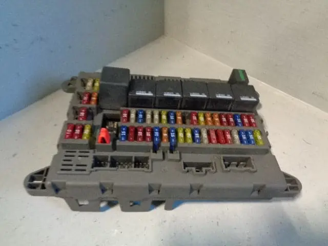 Freelander 1 Fuse Box Yqe500150 Under Dash Interior Land Rover 2001 To 2006 1