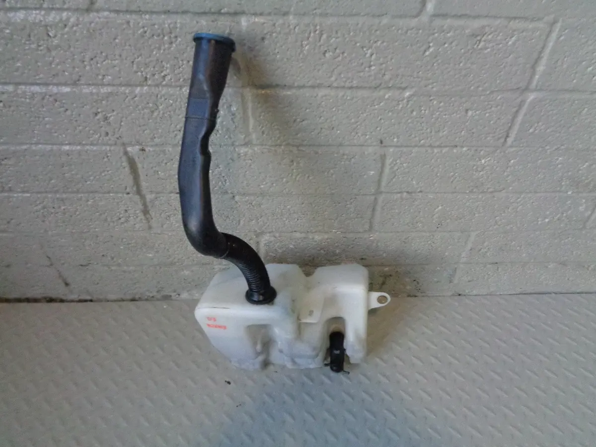 Discovery 3 Washer Bottle Neck And One Pump Land Rover 2004 To 2009 1