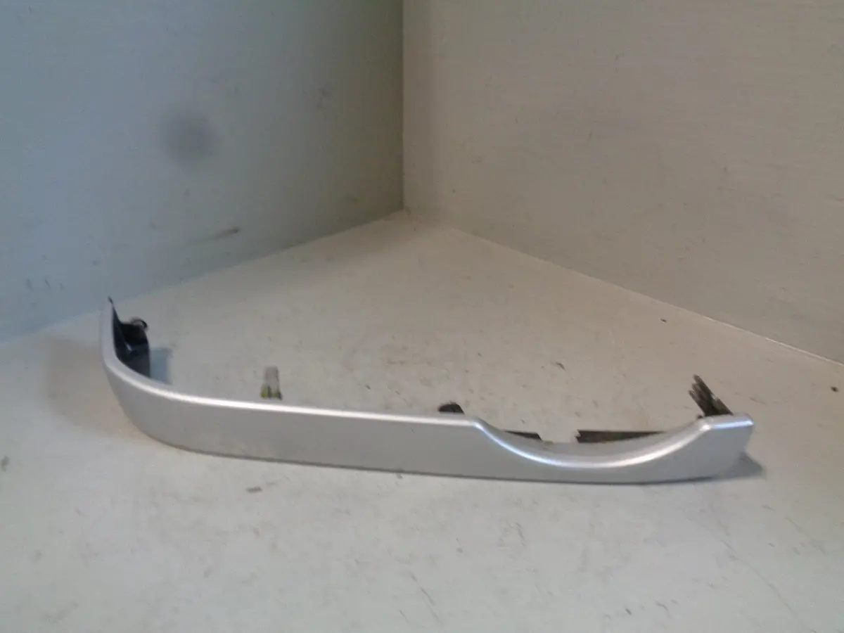 Discovery 2 Headlight Trim Off Side Zambesi Silver Land Rover Facelift L318 1