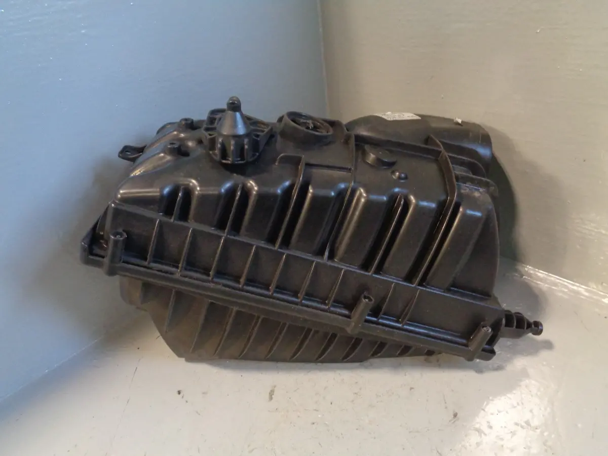 Range Rover L405 Air Filter Box 3.0 Tdv6 Cpla-9601-Da Near Side 2013 To 2017 1