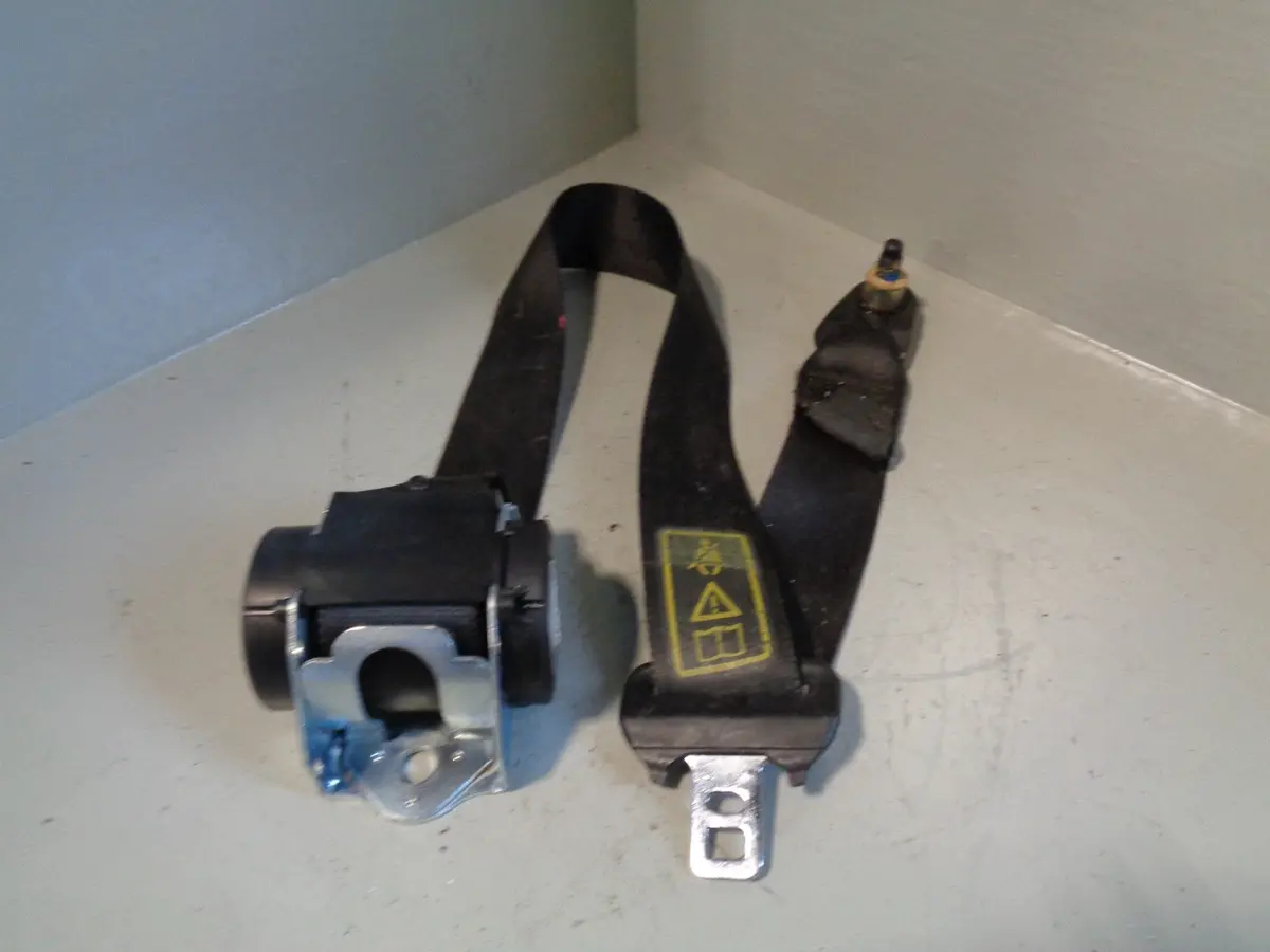 Freelander 1 Seat Belt Centre Rear In Black 5 Door Land Rover 1998 To 2006 1