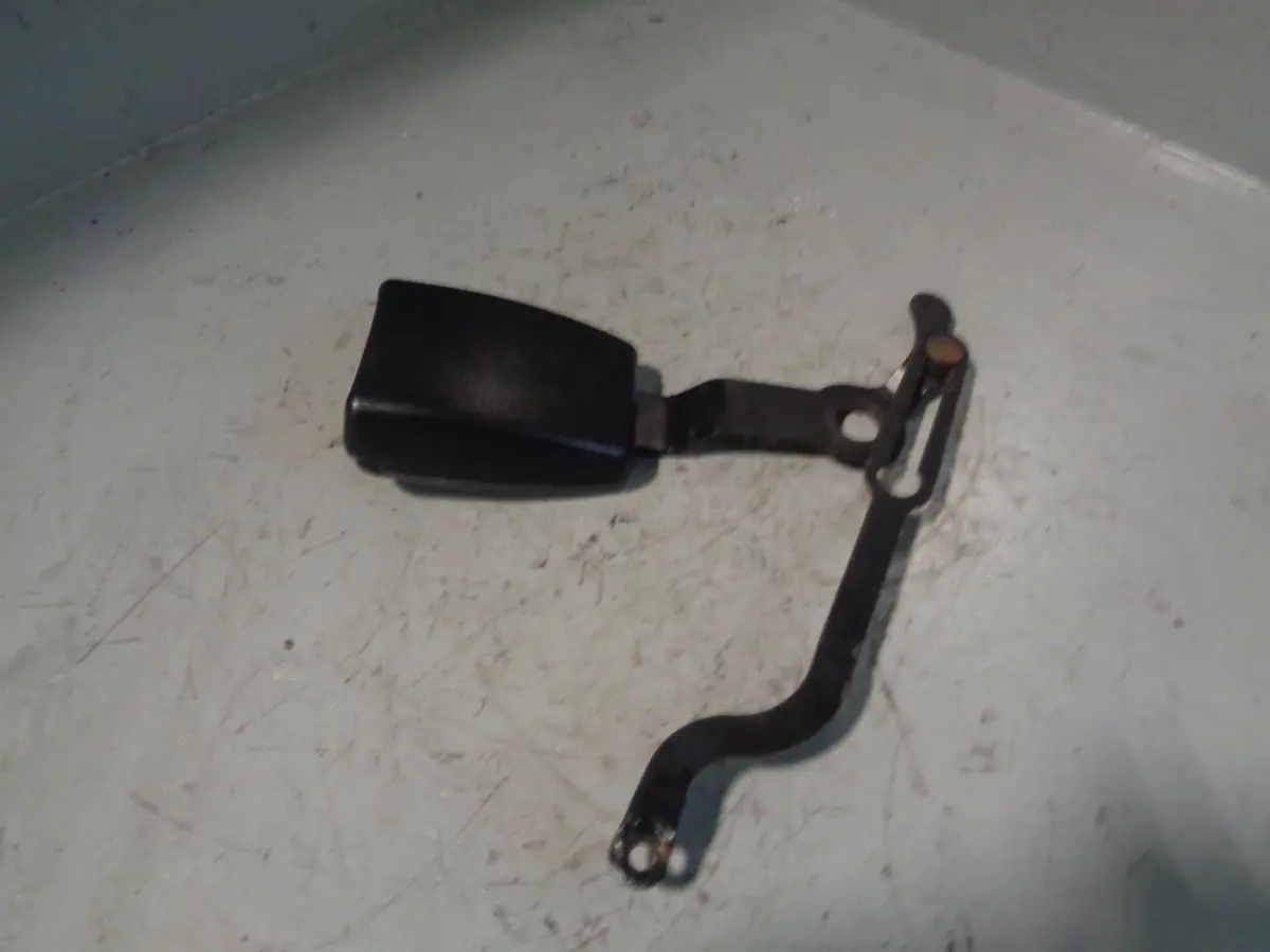 Discovery 3 Seat Belt Buckle Clasp 3Rd Row Near Side Rear Type 2 L22114 1