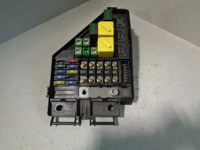 Freelander 1 Fuse Box Engine Bay 2.0 Td4 Yqe000380 Land Rover 2001 To 2006 No Lid 1