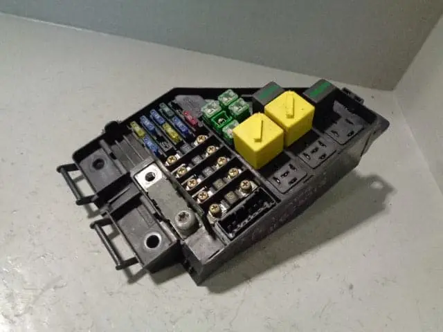 Freelander 1 Fuse Box Engine Bay 2.0 Td4 Yqe000380 Land Rover 2001 To 2006 No Lid 2