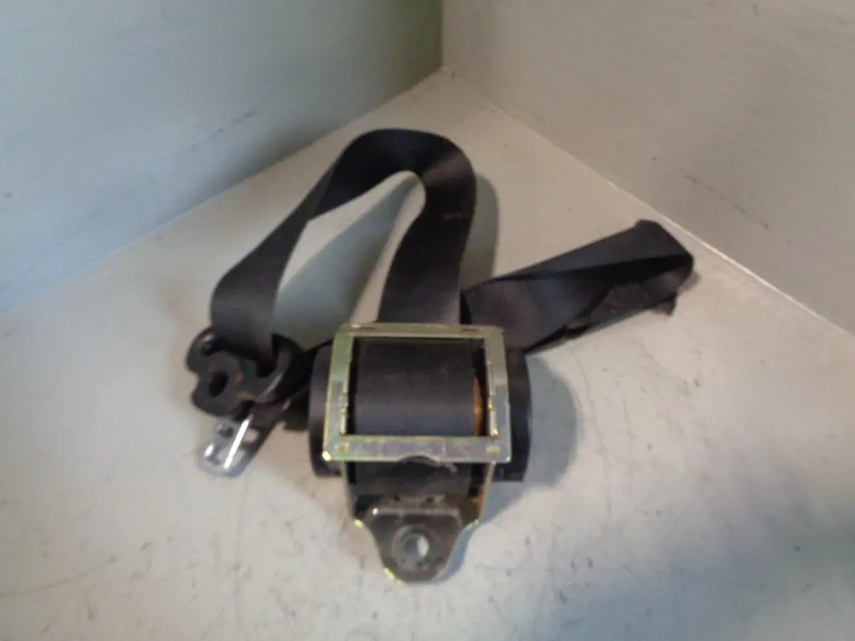 Discovery 2 Seat Belt Near Side Front In Black Land Rover 1998 To 2004 1