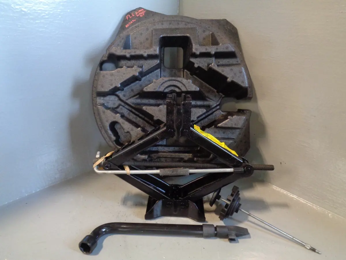 Freelander 2 Scissor Jack With Handle In Housing Brace Land Rover S17074 1
