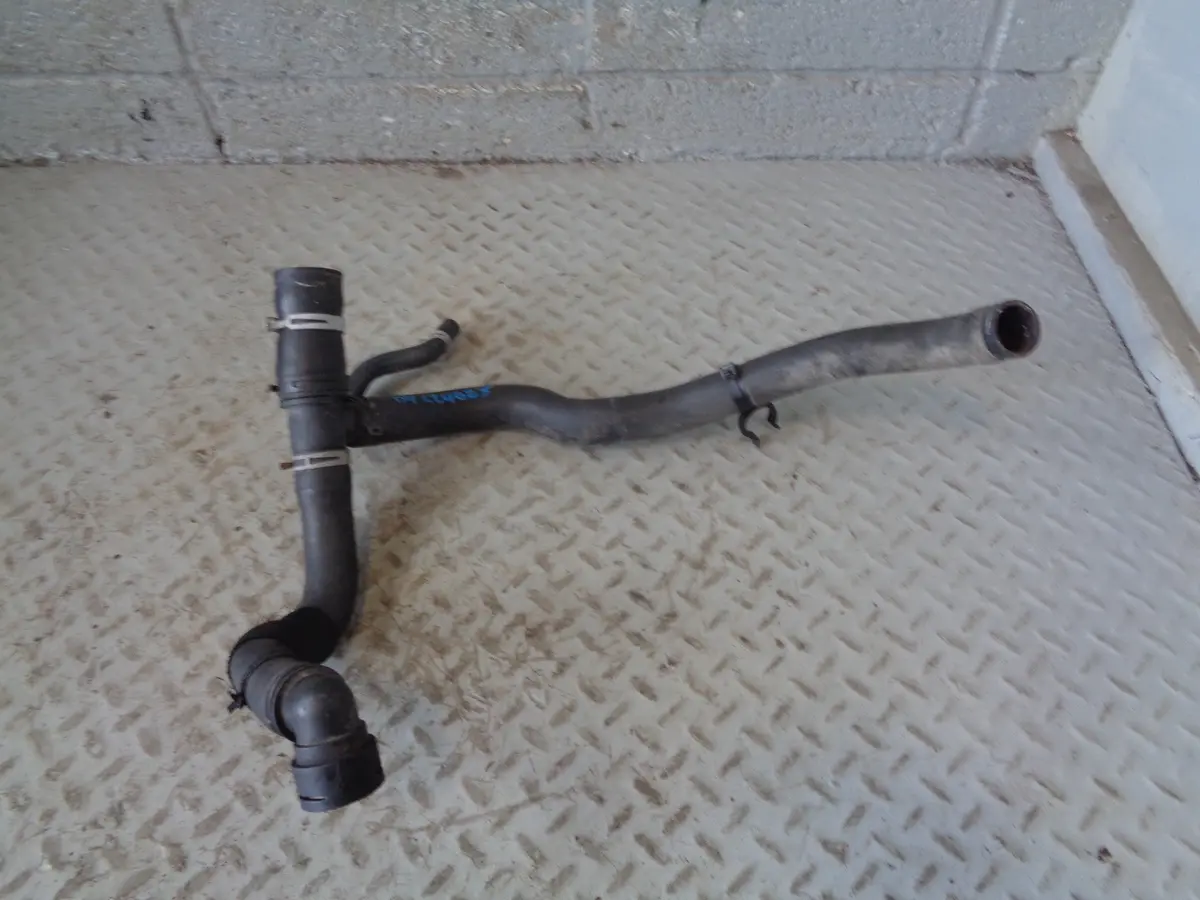 Discovery 4 Radiator Coolant Hose 3.0 Tdv6 Land Rover Ah22-8584-Ab 2009 To 2016 1
