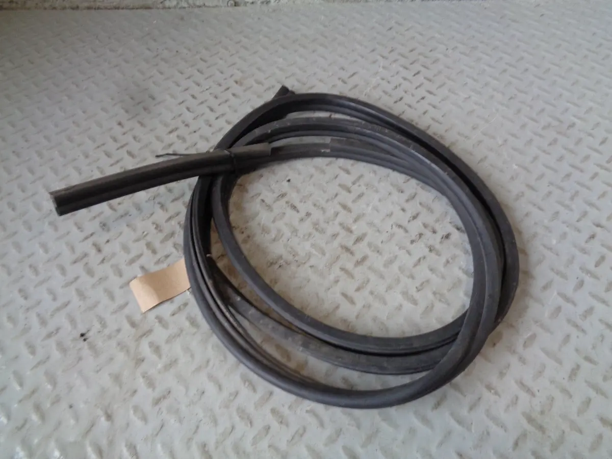 Discovery 3 Bonnet Weather Seal Rubber Land Rover L319 2004 To 2009 1