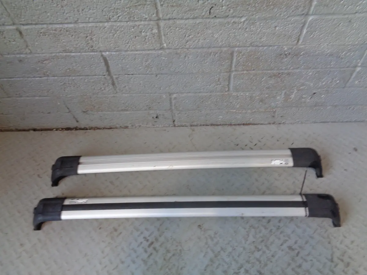 Discovery 3 And 4 Roof Rack Cross Bars In Silver With Key Land Rover L24025 1