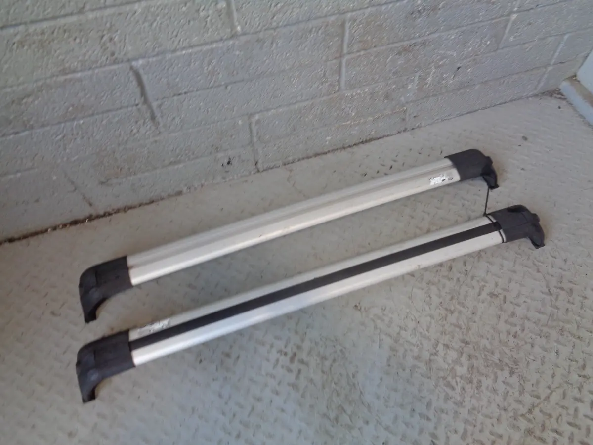 Discovery 3 And 4 Roof Rack Cross Bars In Silver With Key Land Rover L24025 2